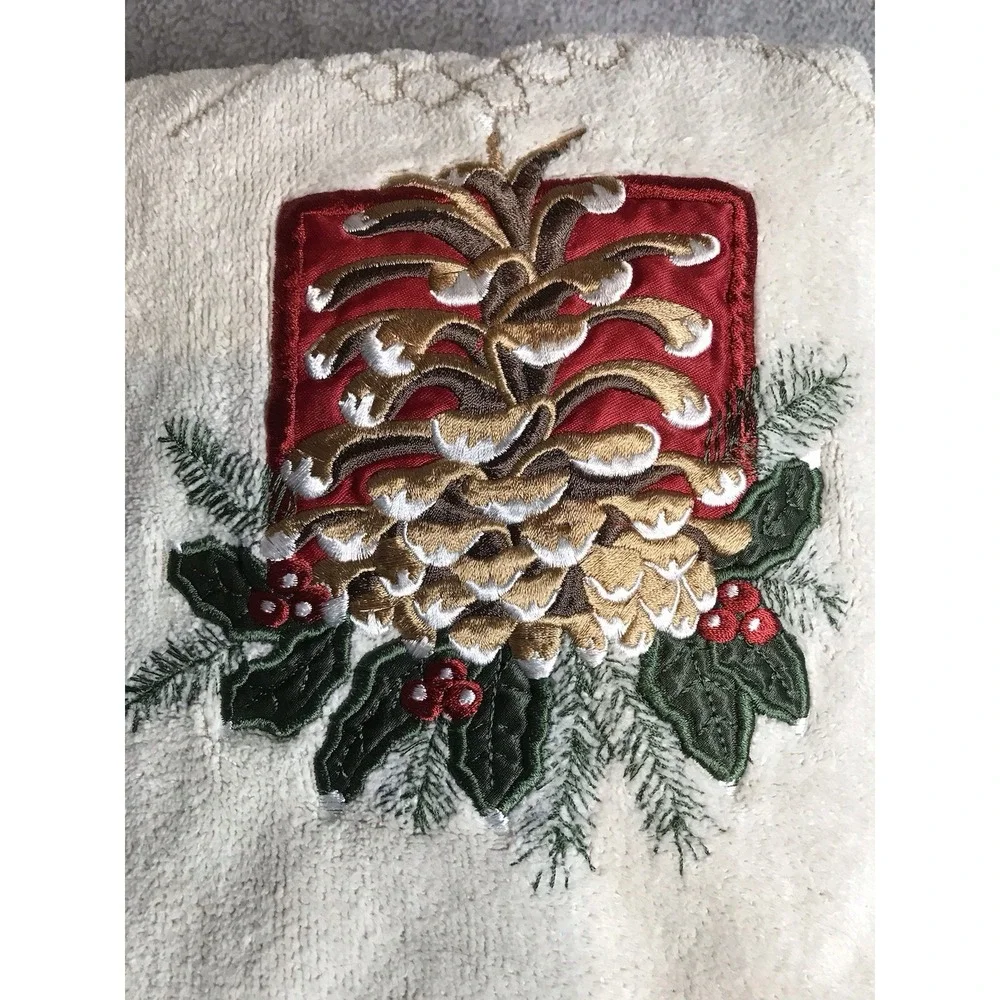 Holiday 2 pc Bath Towel Set‎ Embroidered Christmas Pinecone